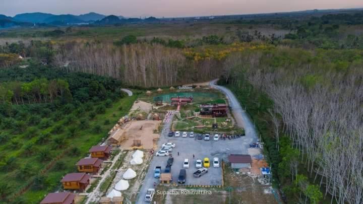 ไร่นาบัวหลวง คาเฟ่ & ฟาร์มสเตย์ Raina Bualuang Cafe & Farm Stay Ban Na No Exterior photo