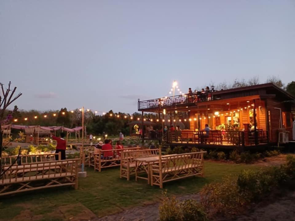 ไร่นาบัวหลวง คาเฟ่ & ฟาร์มสเตย์ Raina Bualuang Cafe & Farm Stay Ban Na No Exterior photo