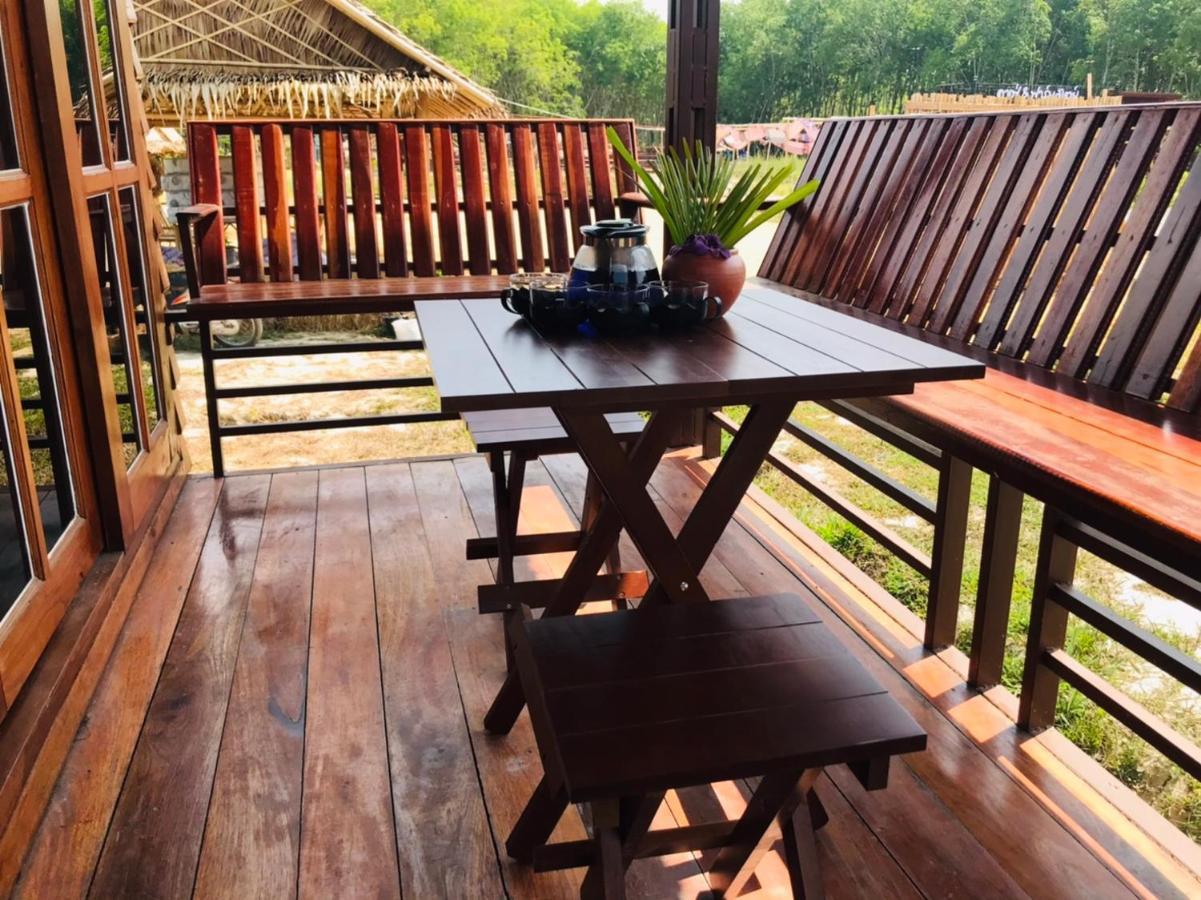 ไร่นาบัวหลวง คาเฟ่ & ฟาร์มสเตย์ Raina Bualuang Cafe & Farm Stay Ban Na No Exterior photo