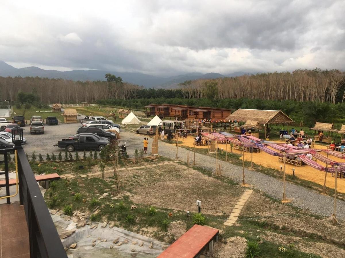 ไร่นาบัวหลวง คาเฟ่ & ฟาร์มสเตย์ Raina Bualuang Cafe & Farm Stay Ban Na No Exterior photo