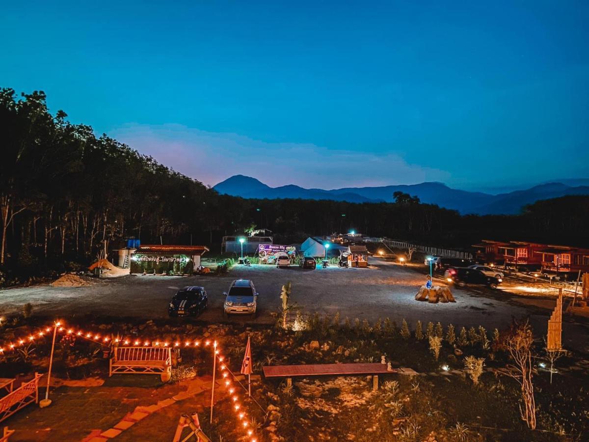 ไร่นาบัวหลวง คาเฟ่ & ฟาร์มสเตย์ Raina Bualuang Cafe & Farm Stay Ban Na No Exterior photo