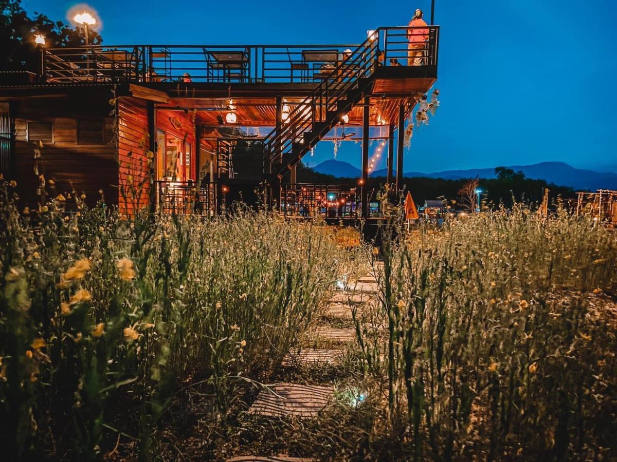 ไร่นาบัวหลวง คาเฟ่ & ฟาร์มสเตย์ Raina Bualuang Cafe & Farm Stay Ban Na No Exterior photo