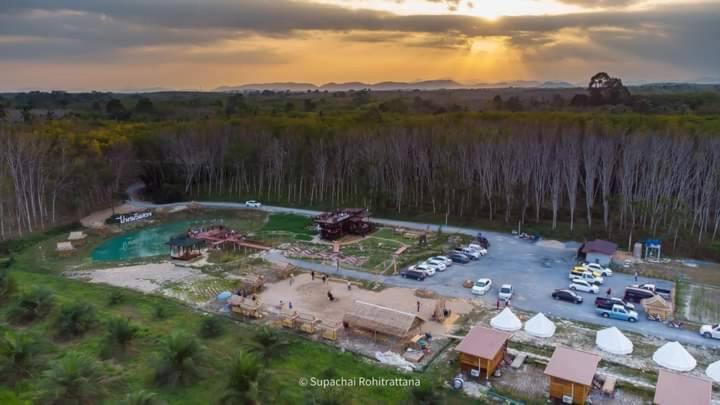 ไร่นาบัวหลวง คาเฟ่ & ฟาร์มสเตย์ Raina Bualuang Cafe & Farm Stay Ban Na No Exterior photo