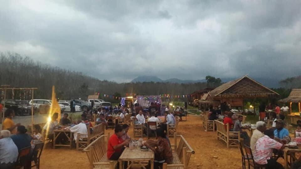 ไร่นาบัวหลวง คาเฟ่ & ฟาร์มสเตย์ Raina Bualuang Cafe & Farm Stay Ban Na No Exterior photo