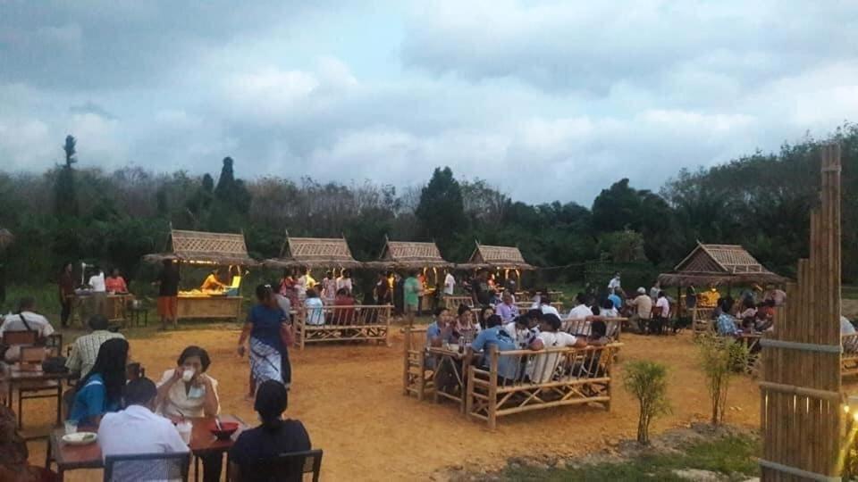 ไร่นาบัวหลวง คาเฟ่ & ฟาร์มสเตย์ Raina Bualuang Cafe & Farm Stay Ban Na No Exterior photo
