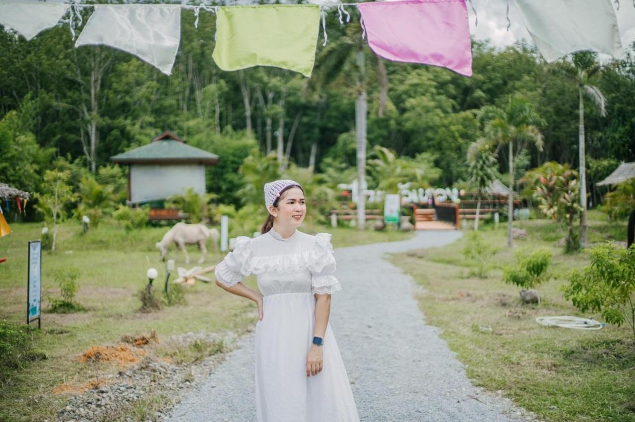 ไร่นาบัวหลวง คาเฟ่ & ฟาร์มสเตย์ Raina Bualuang Cafe & Farm Stay Ban Na No Exterior photo
