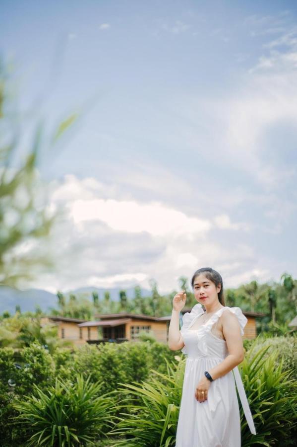 ไร่นาบัวหลวง คาเฟ่ & ฟาร์มสเตย์ Raina Bualuang Cafe & Farm Stay Ban Na No Exterior photo